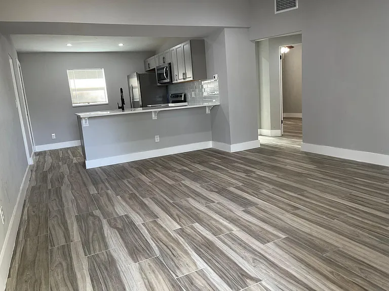 560 Iris Rd — Photo 3