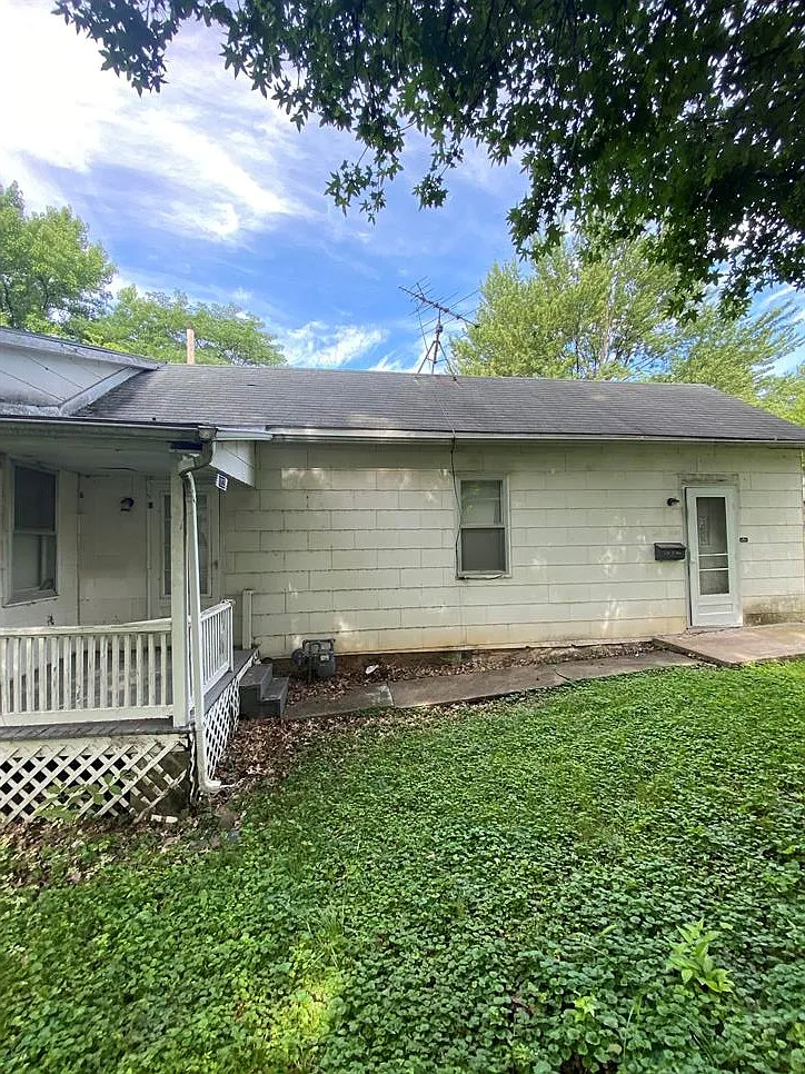 1025 Kickapoo — Photo 2