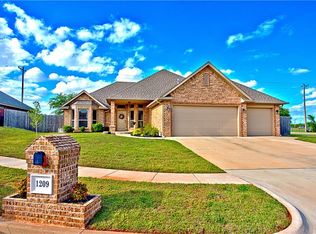 1209 NE 11th Pl, Moore, OK 73160