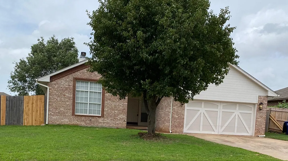 Building Photo - 831 W Dowden Dr