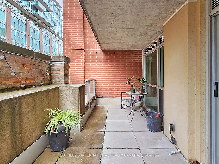 230 King St E #410 — Photo 21