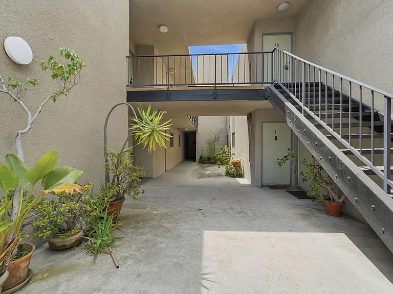 1131 Sanborn Ave — Photo 15