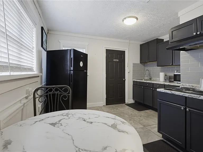 235 Walnut St NW #F — Photo 7