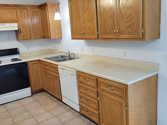 3rd image of 525 School Ln