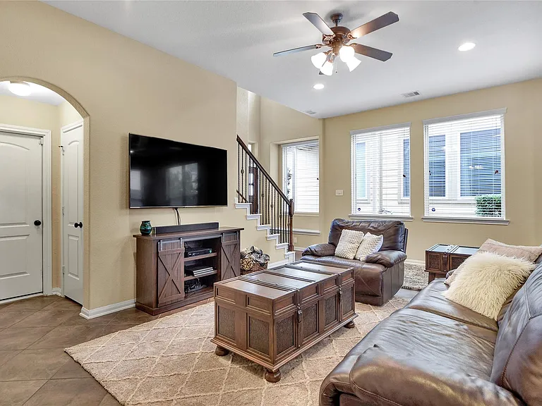 21 Cheswood Manor Dr — Photo 6