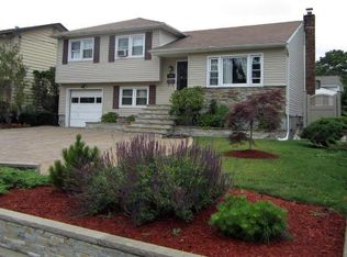 2070 Elliot St, Merrick, NY 11566