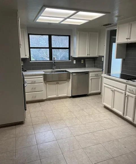 2202 McLaren Dr — Photo 15