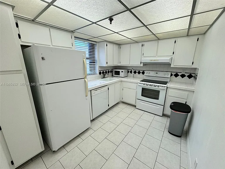 2625 Collins Ave #320 — Photo 5
