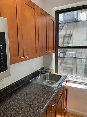 Rented by M.Grossman R.E. Management | media 9