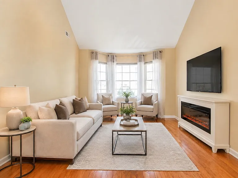 24 Angela Way — Photo 3