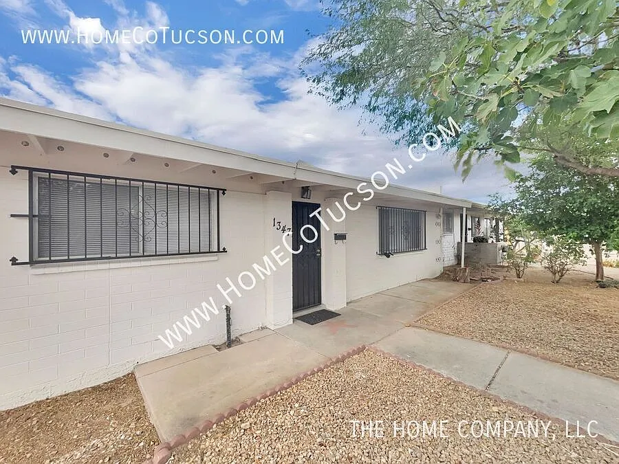 1347 E Wyoming Street 2BR/2BA + Bonus Room near Campbell & Irvington — Photo 4