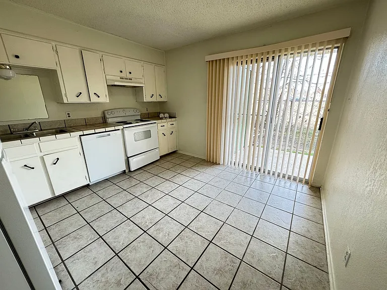 1106 Eastside Dr — Photo 5