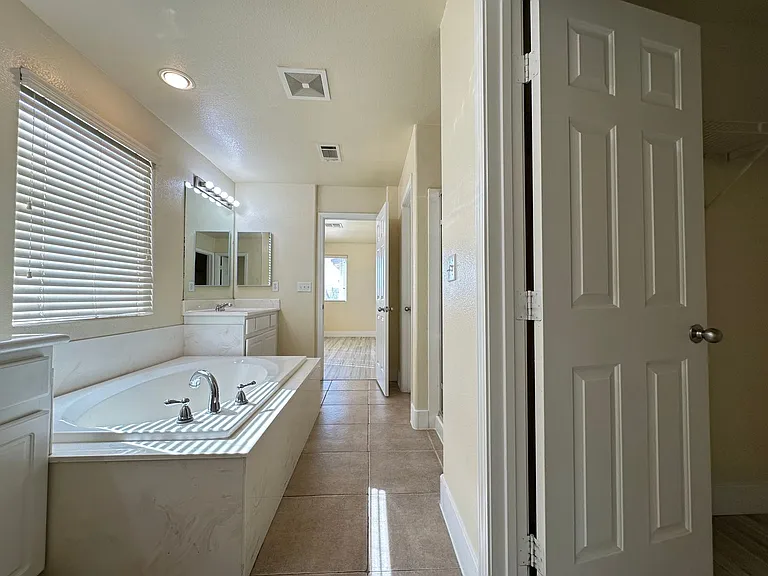 5640 Woods Crossing St — Photo 22