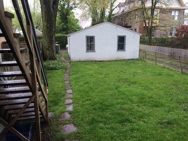2nd image of 206 Bridge St #1