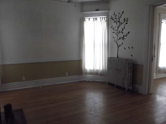 4th image of 557 E Washington St