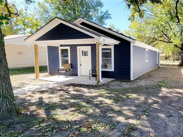 518 N 2nd St, Iola, KS 66749
