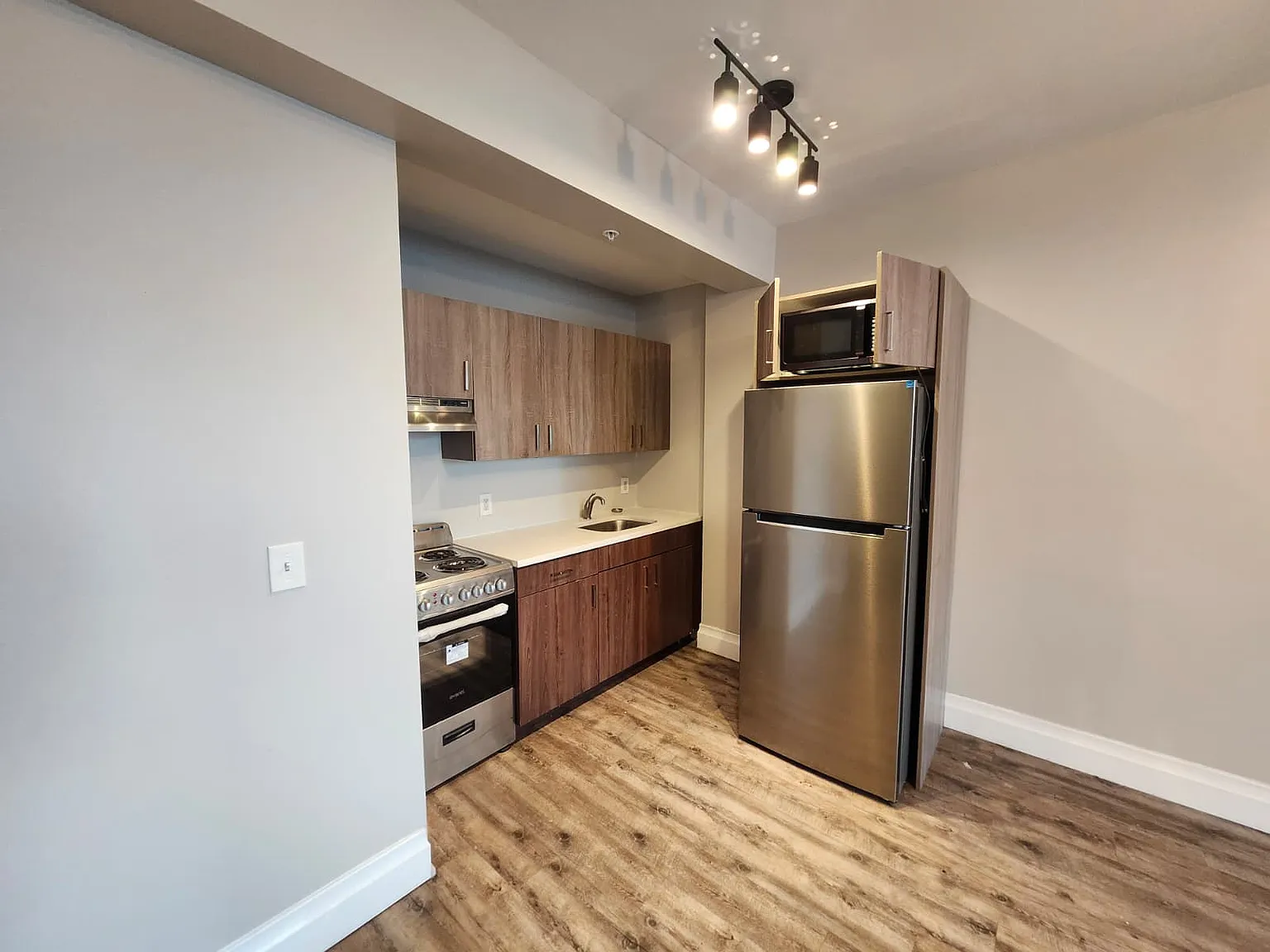 105 N Grove St — Photo 1