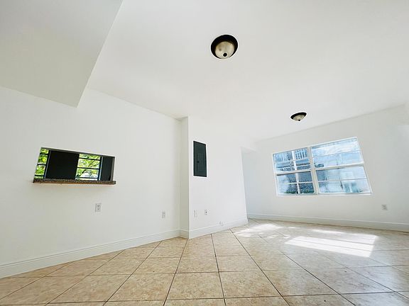 4th image of 948 Bay Dr #1