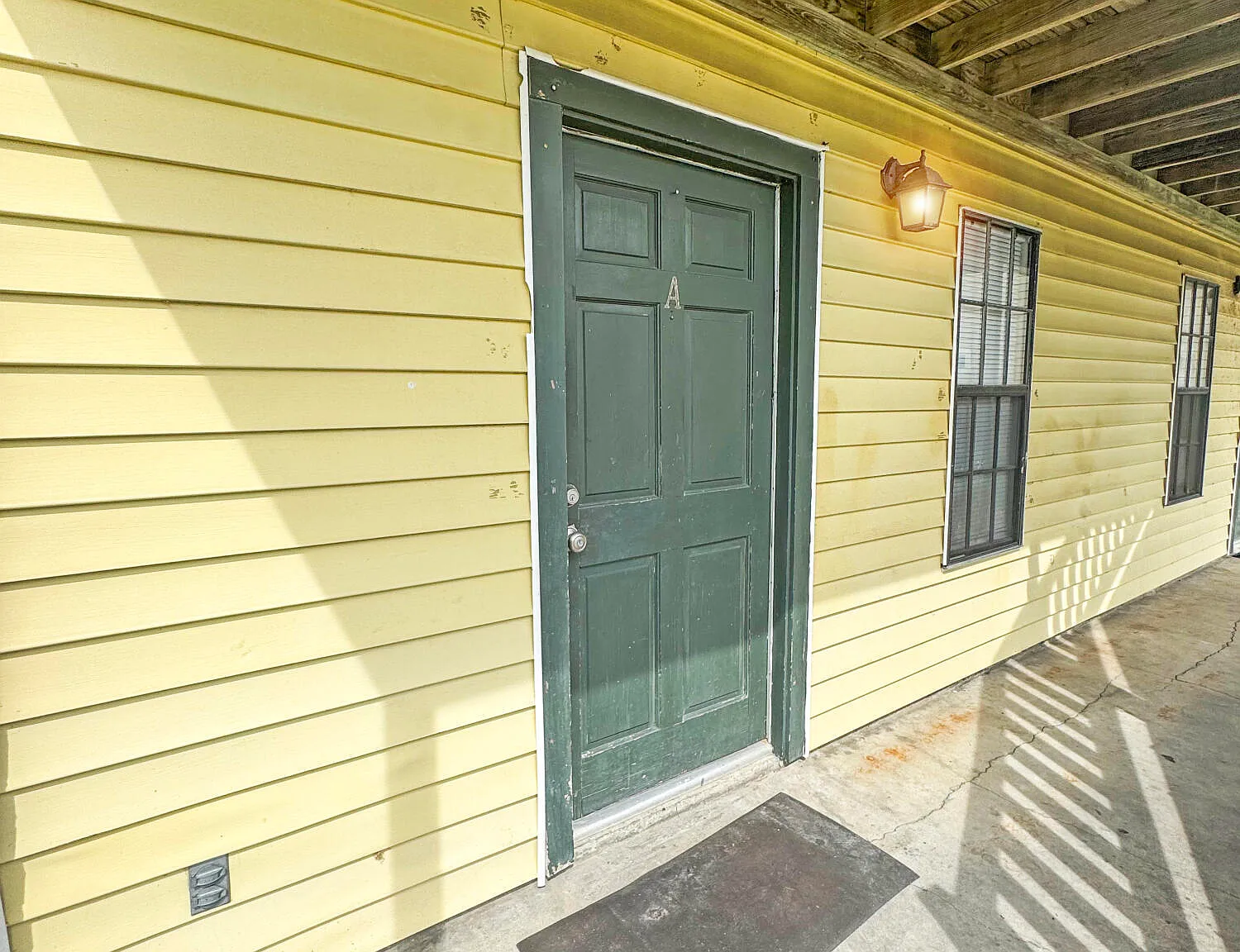 2 bed, 1.5 bath, 900 sqft, $975 — Photo 1