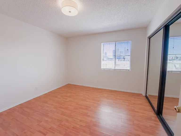 918 W College St #210 — Photo 16