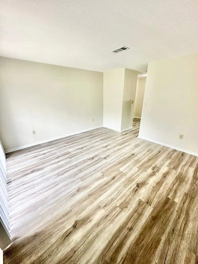 Remodeled 3 bedroom + bonus room & screen patio for rent! — Photo 4