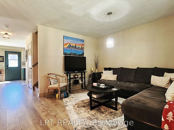 5th image of 17 Silver Maple Cres