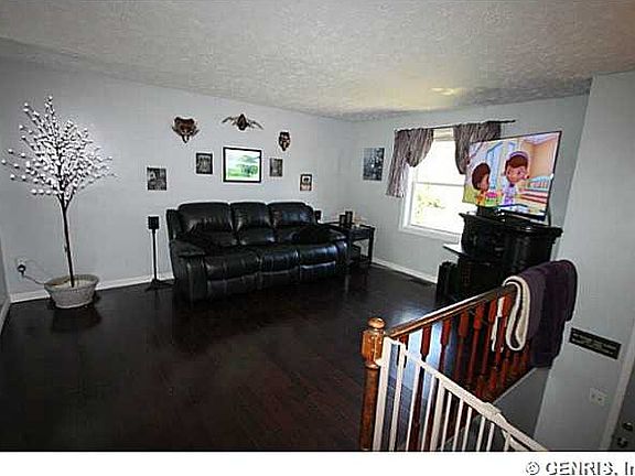 2nd image of 41 Close Hollow Dr