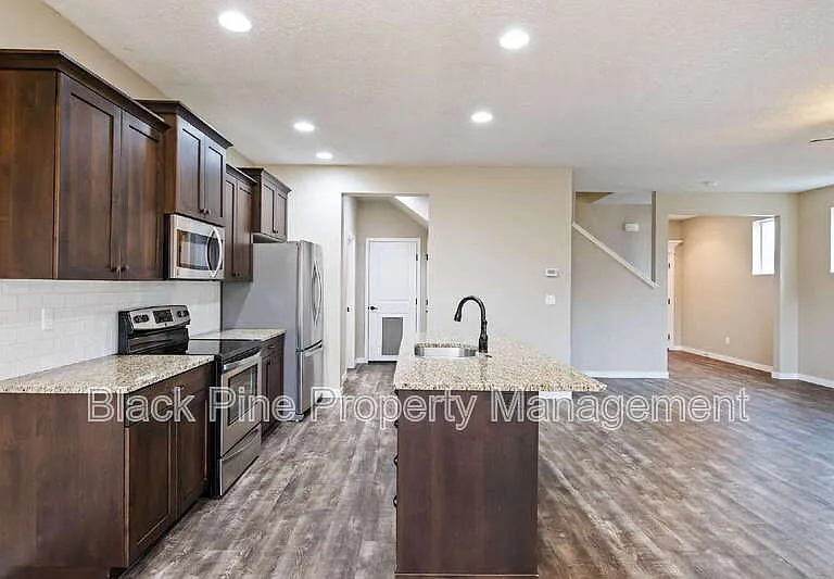 1873 N Justin Ave — Photo 10