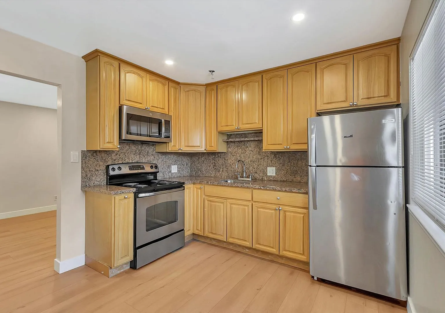 557 Troy Dr — Photo 1