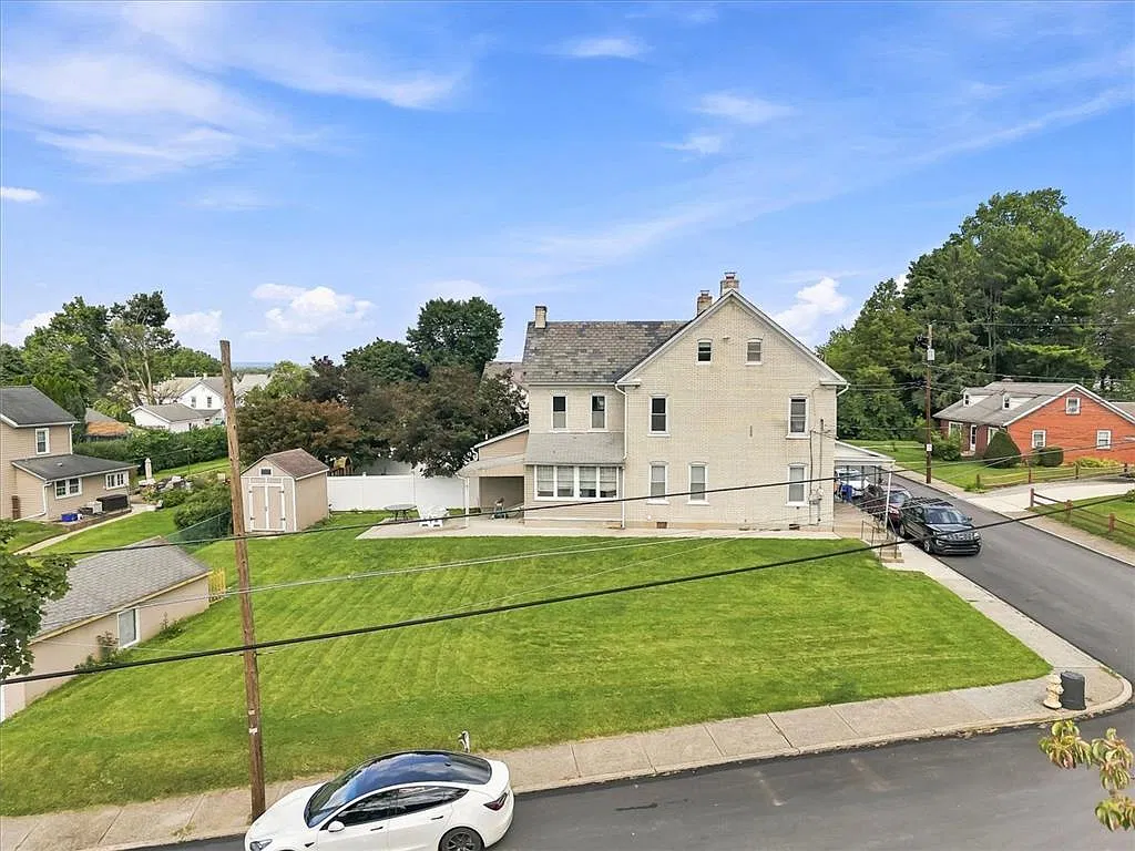 3 bed, 1.5 bath, 1371 sqft, $1,950 — Photo 2