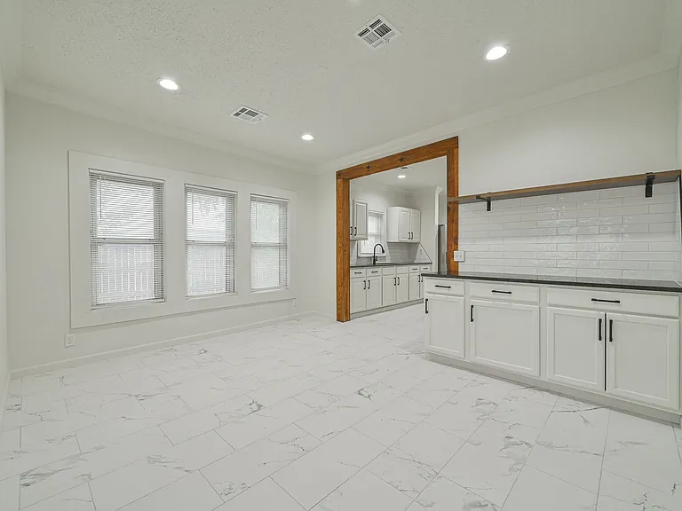 1017 NE 16th St — Photo 11
