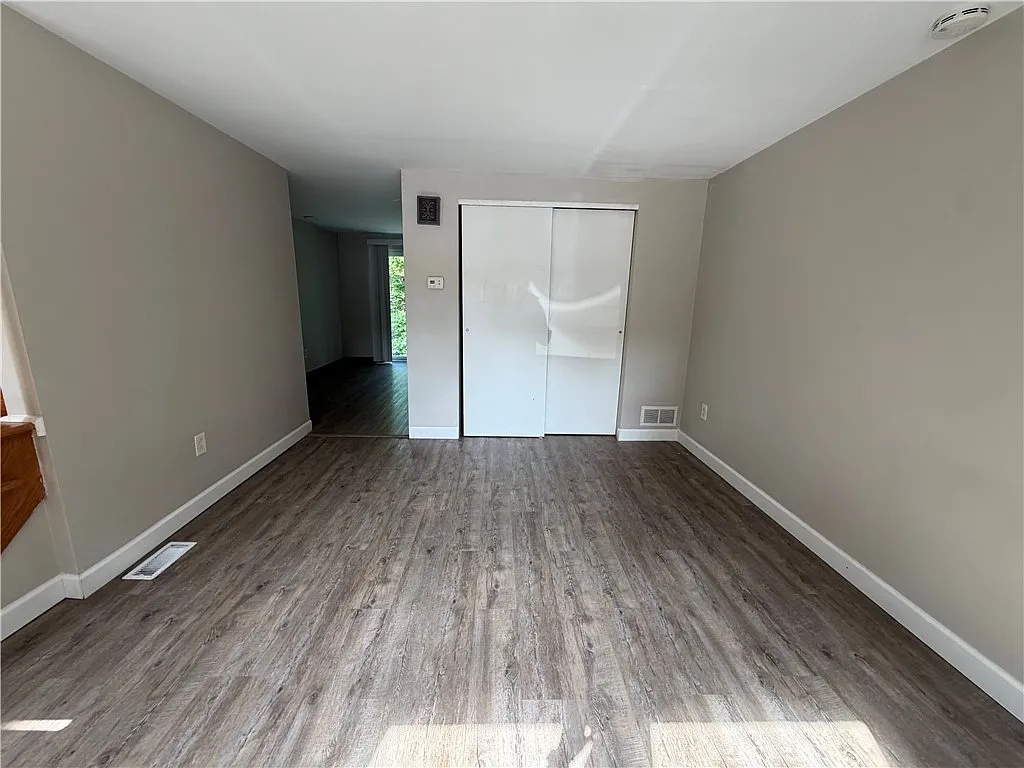 2 bed, $1,000 — Photo 4