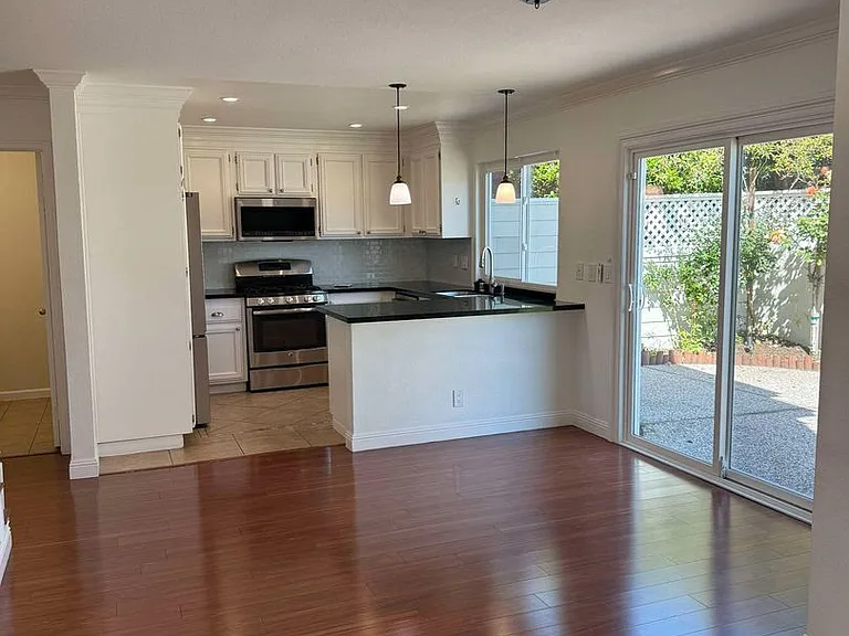 704 Newport Cir — Photo 6