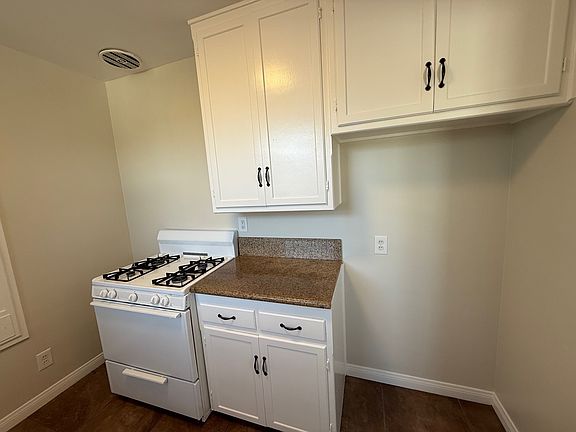3rd image of 1027 E San Antonio Dr