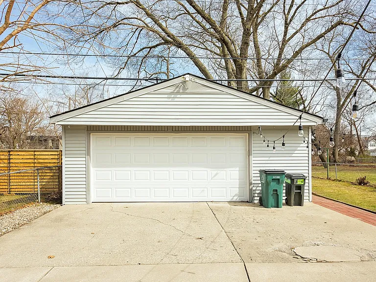 854 Allen St — Photo 29