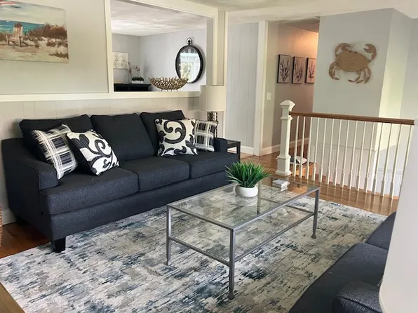 6 Crest Dr, Narragansett, RI 02882