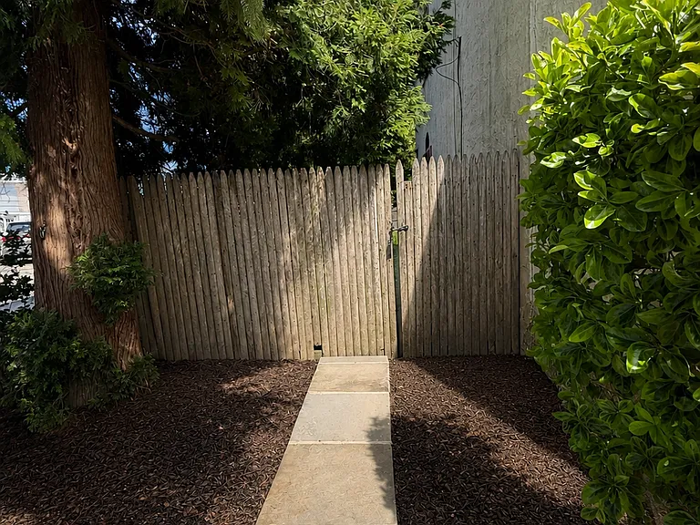 213 Vernon St — Photo 17