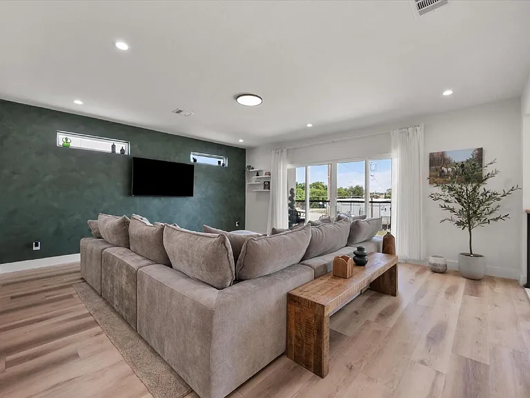 4029 Ivanhoe Ln — Photo 8