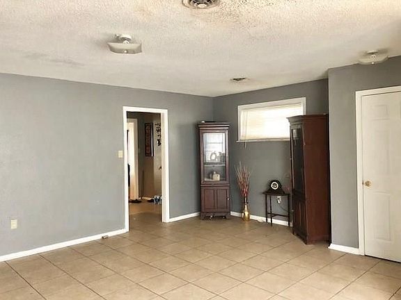 3rd image of 4734 Longfellow Dr