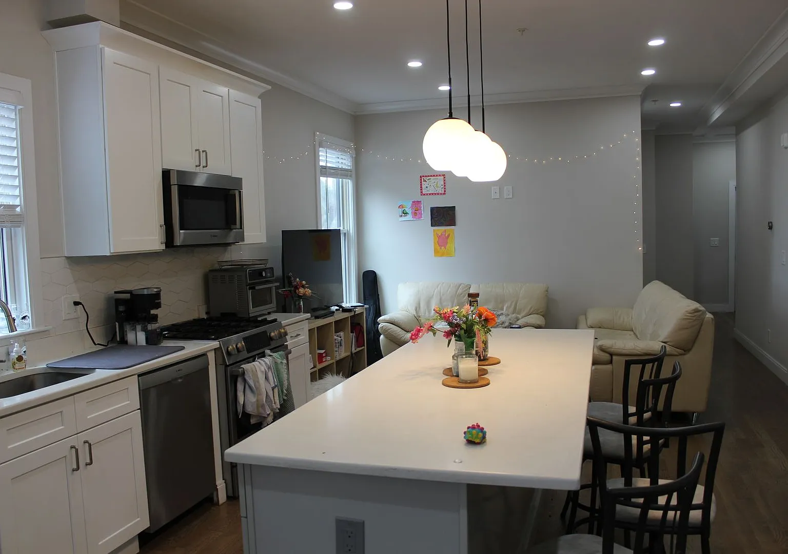 Gorgeous 5 Bed/2 Bath By B.C. ~ Central Air, In-Unit Laundry, Renovated — Photo 4