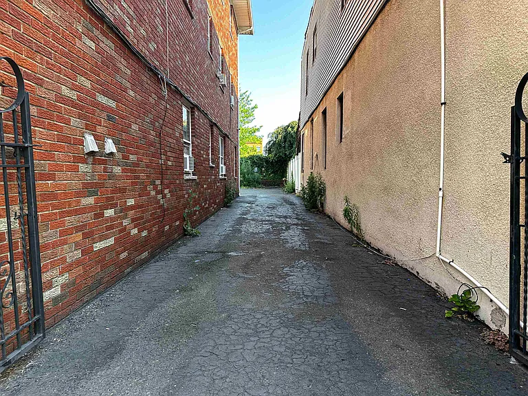 325-327 John St #5 — Photo 19