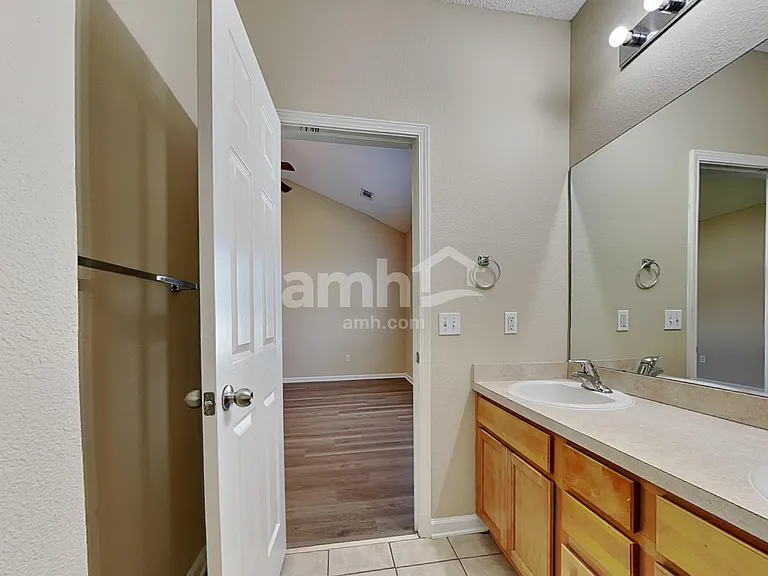 521 Amsonia Cir — Photo 14