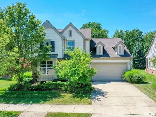 48073 Flatbush Cir, Macomb, MI 48042