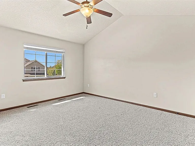 1538 Burr Dr — Photo 14