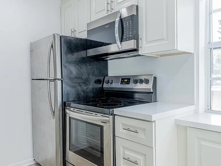 1505 NE 5th Ct #3 — Photo 3