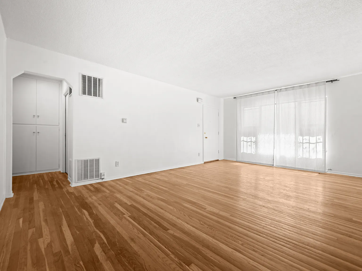 1 bed, 950 sqft, $2,390 — Photo 4