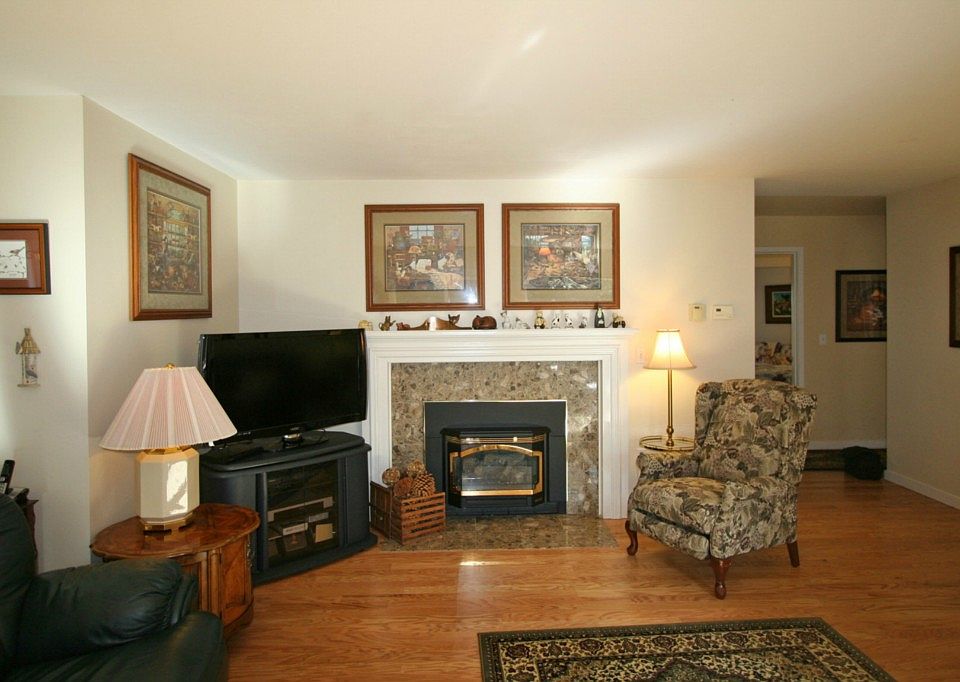 2nd image of 30 Goldfinch Ln