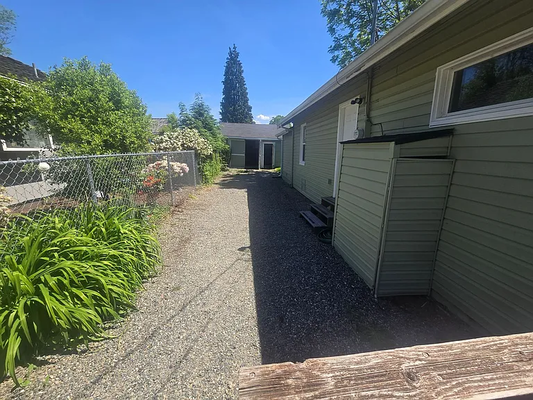 3011 Division St — Photo 3