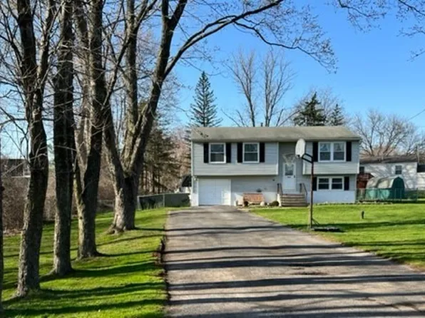 5923 E Pine Grove Rd, Cicero, NY 13039