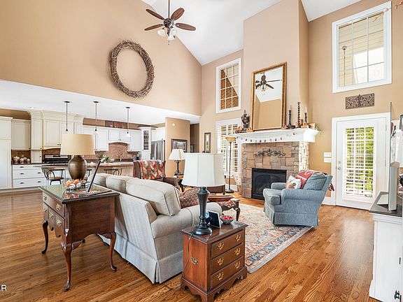 3rd image of 207 Fallen Oak Cir